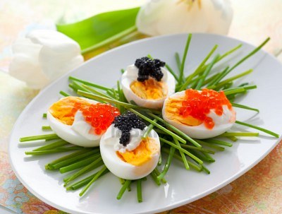 Канапе с красной и черной икрой и яйцом